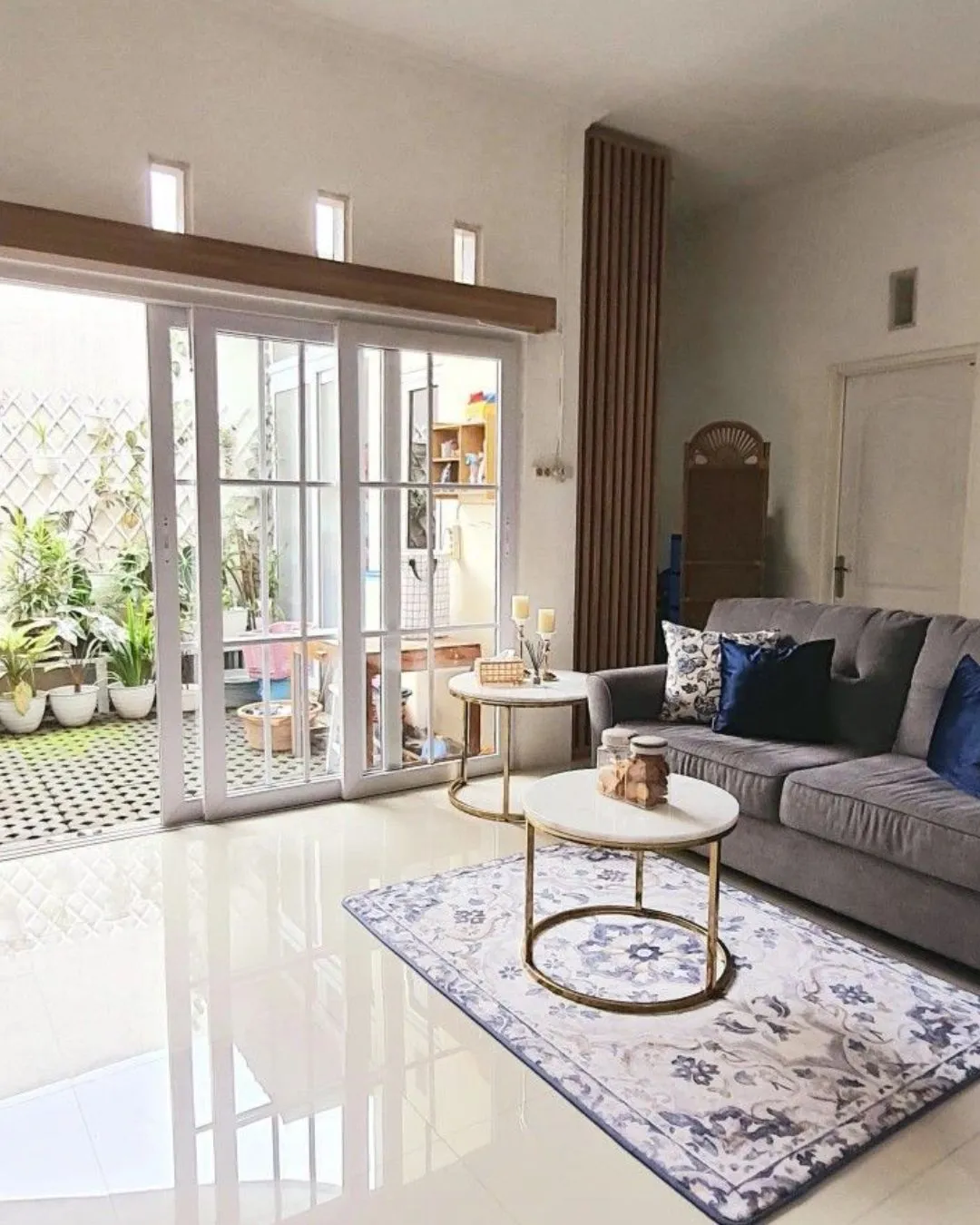 Interior rumah syariah modern Bekasi dengan ruang keluarga yang rukun, desain islami, pencahayaan alami